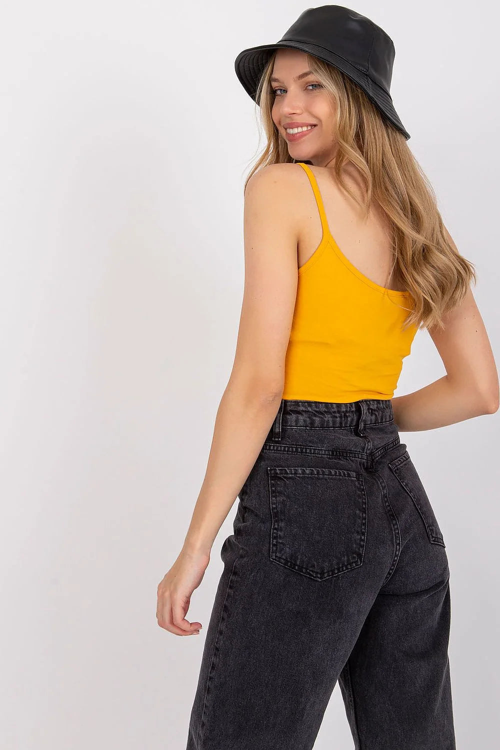 Tenueemode femme set tank top pantalon coton elastane style minimaliste jaune vif noir délavé coupe ajustée taille haute loose bob hat accessoire