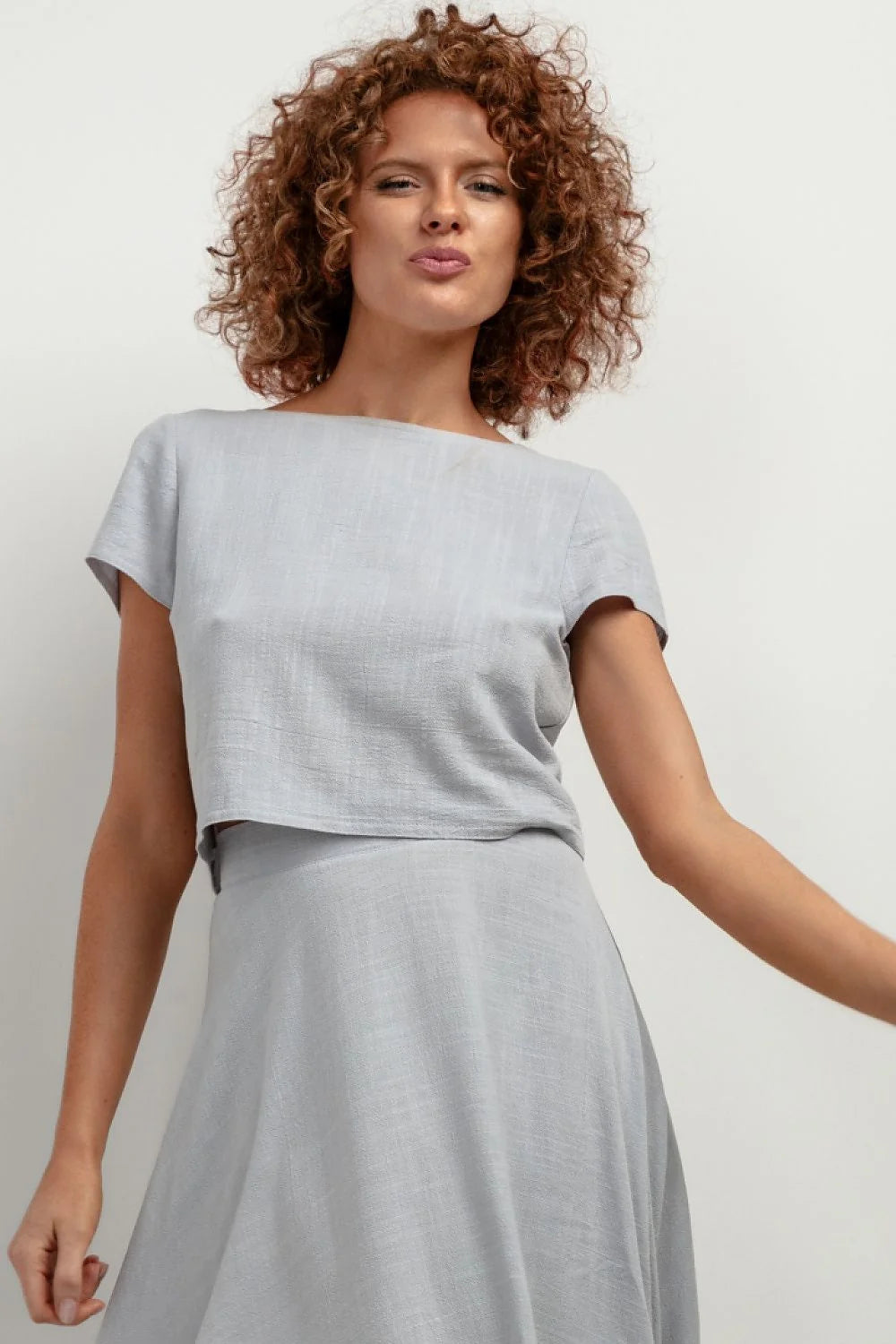 Chemisier en lin et viscose courte manches courtes style minimaliste gris clair femme été 2023