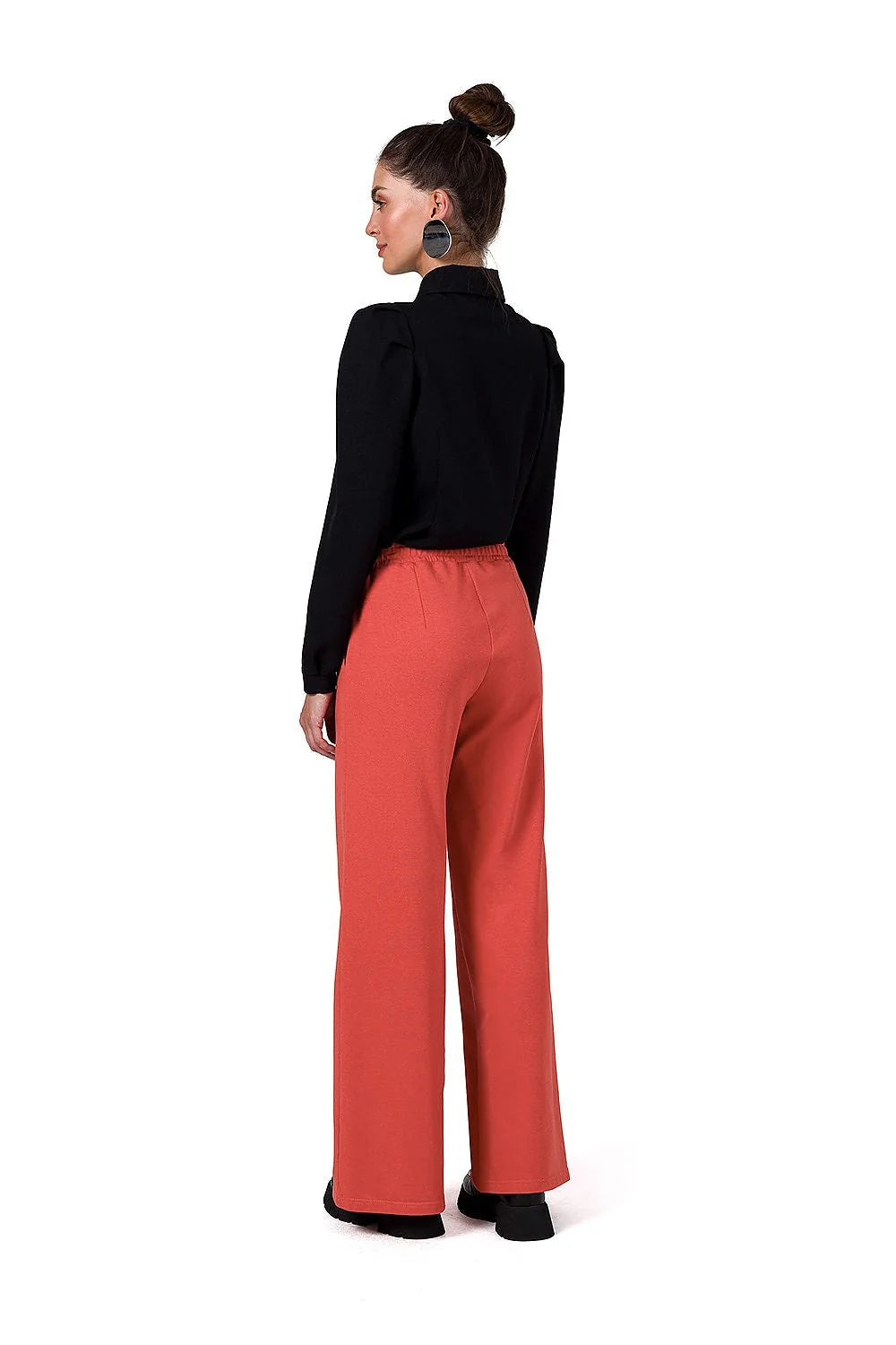 Ensemble mode femme chemisier noir pantalon large rose saumon manches longues coupe ajustée taille haute élastique