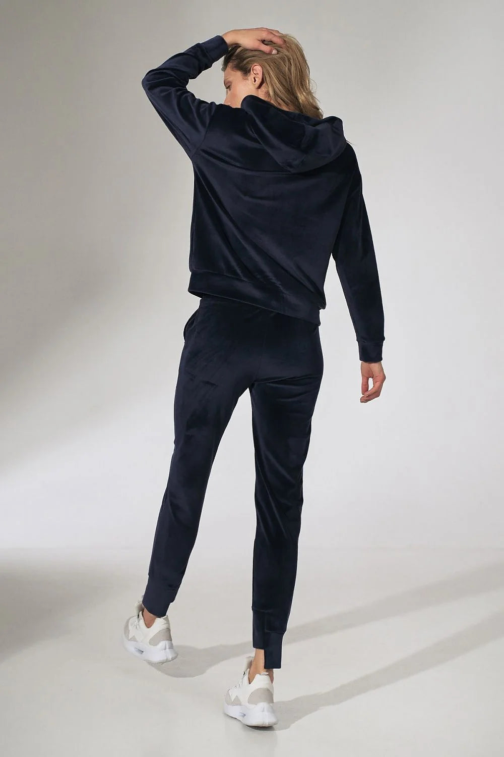 Ensemble détente velours rose moderne et élégant pour un style cocooning confortable et féminin