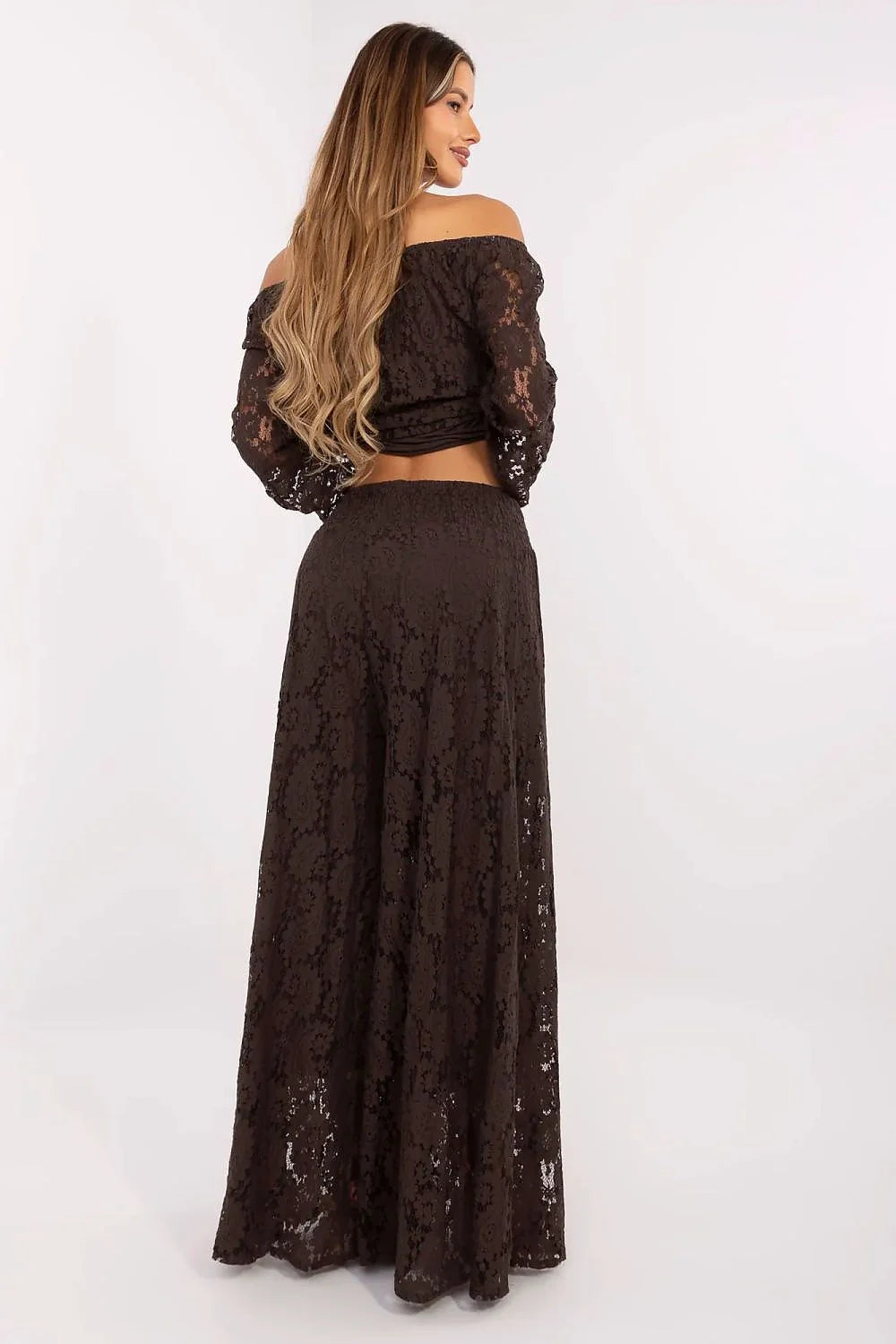 Ensemble de mode féminin élégant en dentelle marron chocolat avec haut dos nu et pantalon large palazzo