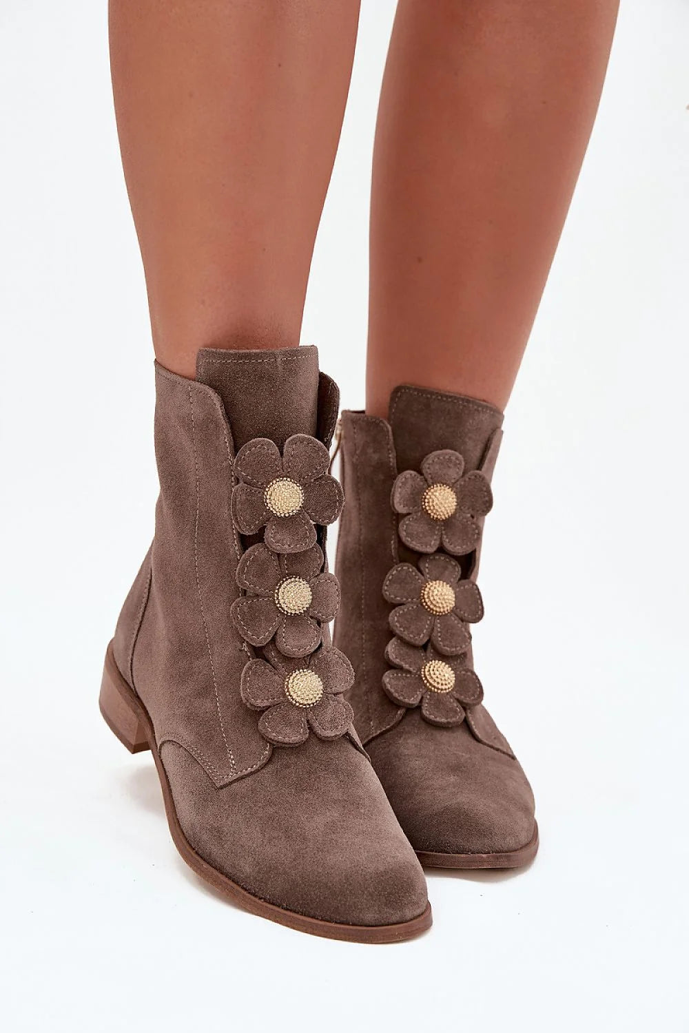 bottines femme daim taupe western bohème effilé talon bloc 3cm cheville fleurs appliquées boutons dorés fermeture éclair latérale surpiqûres