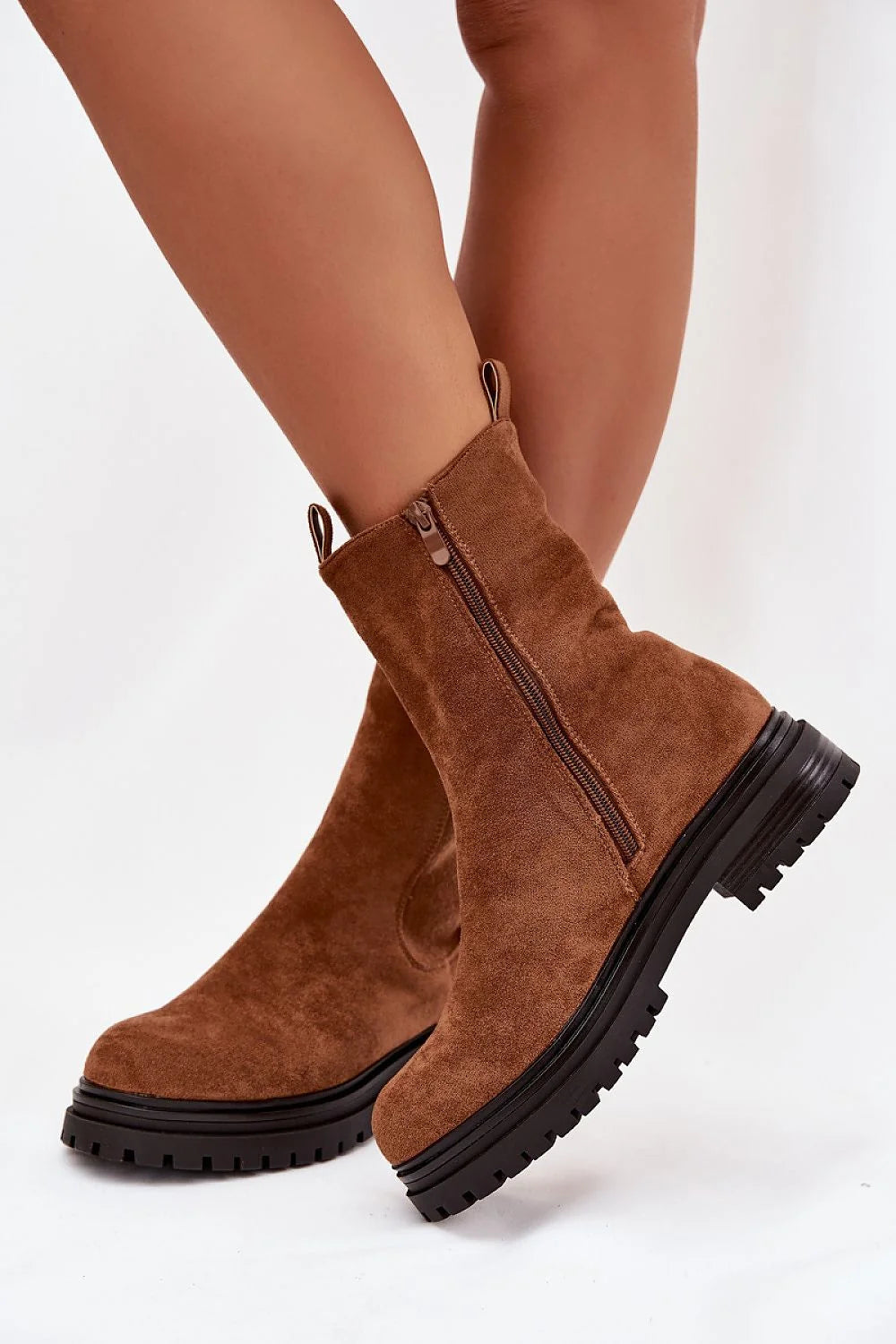 bottines chelsea femme suédine cognac mi mollet bout rond plateforme crantée semelle noire fermeture zippée latérale languette tirage talon plat