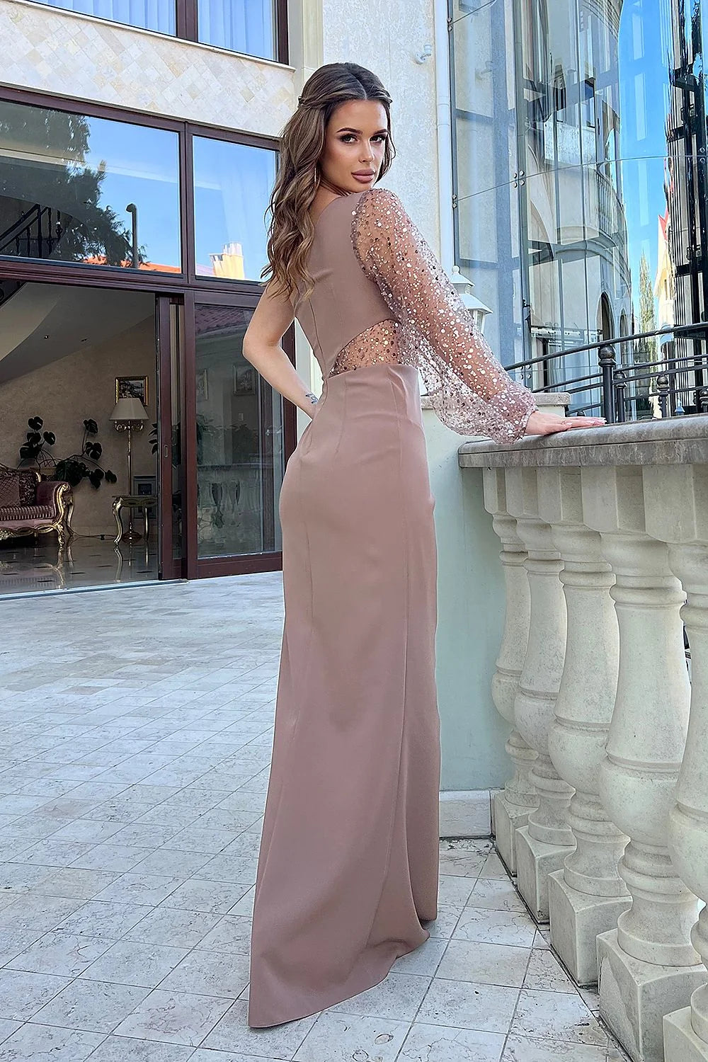 robe soirée longue asymétrique manche unique bretelle épaule pailletée ceinture dorée fente haute satinée tulle brodée drapée fluide taupe glamour