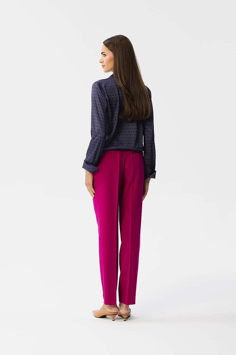 Chemisier femme chic style moderne coupe ample col classique motif géométrique bleu foncé fuchsia