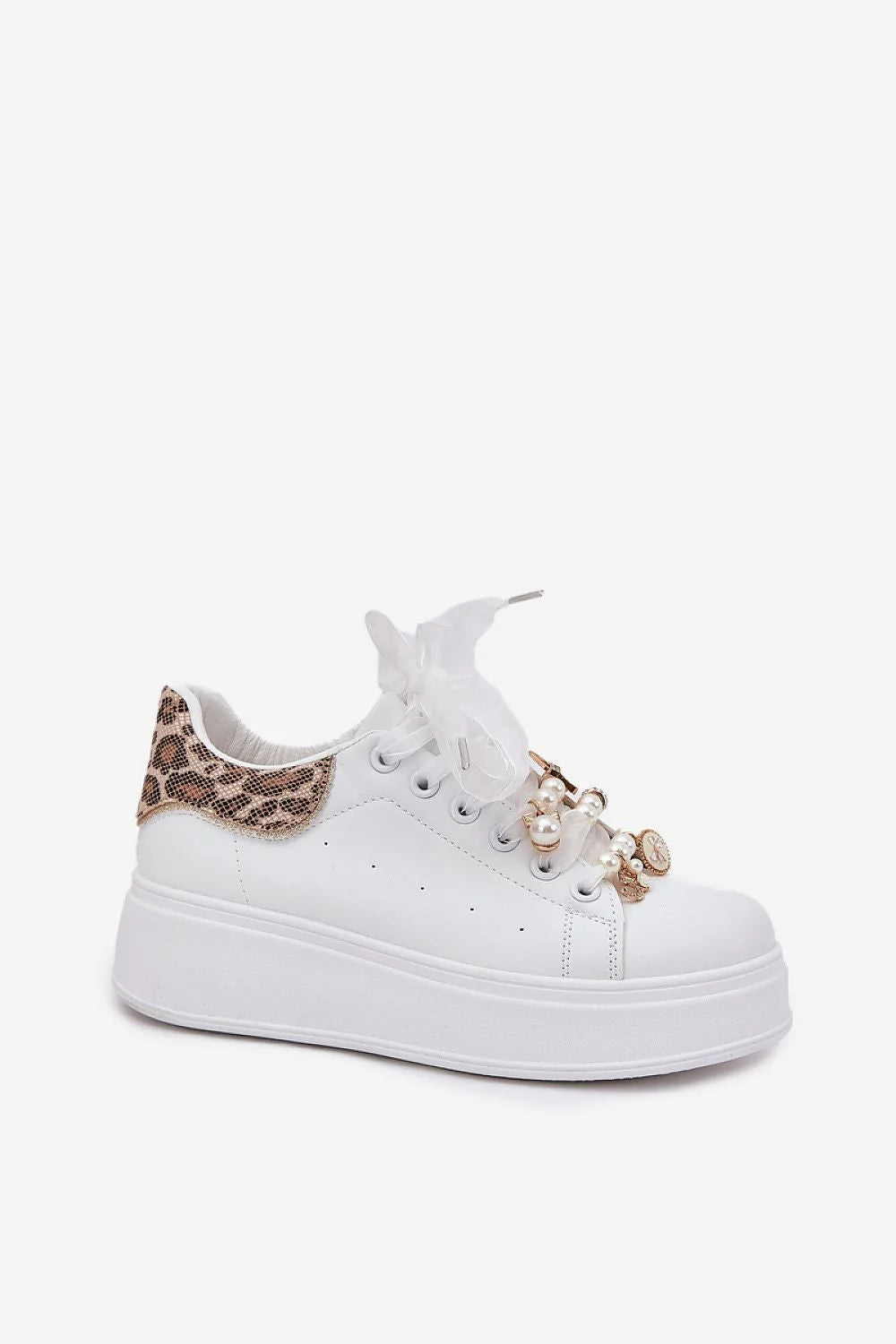 baskets femme similicuir blanc matelassé col impriméléopard lacets organza perles breloques dorées plateforme épaisse semelle hauteur35mm confort contemporain casualchic