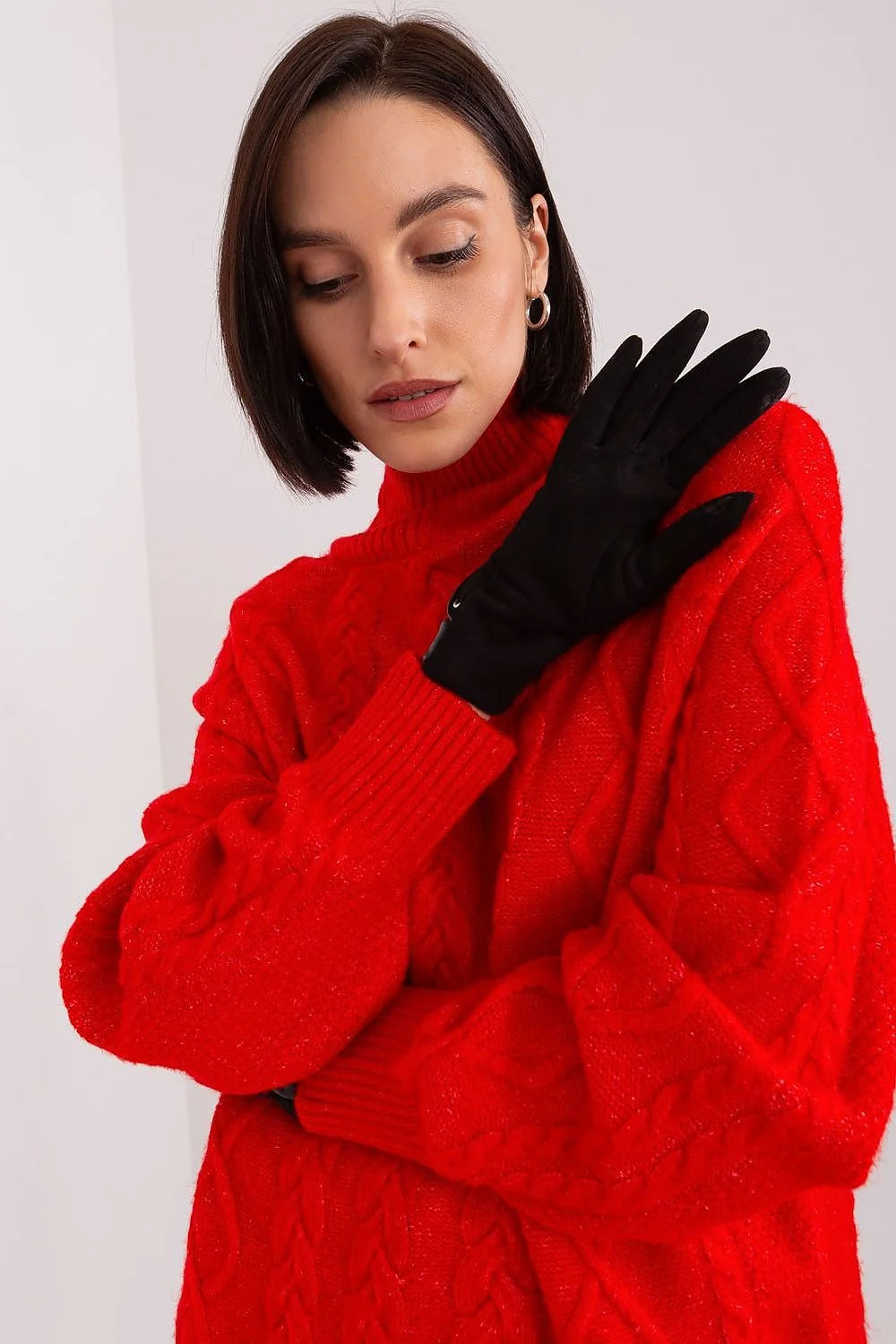 Pull en laine rouge vif motifs torsades col roulé manches longues poignets côtelés coupe ample style classique automne hiver femme