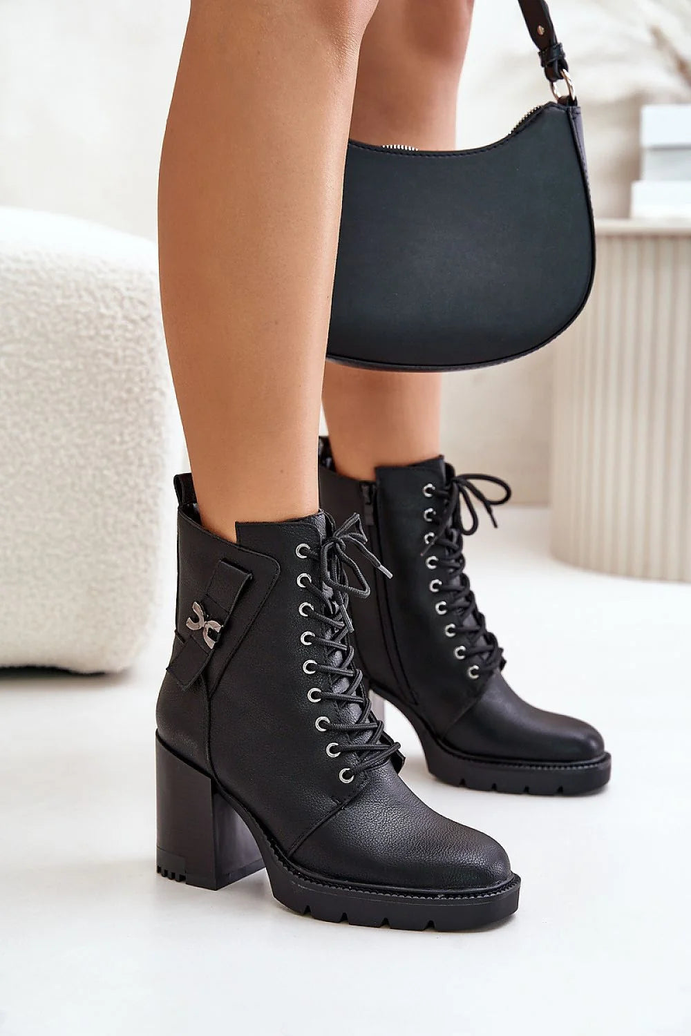 bottines militaires femme simili cuir noir talon carré semelle crantée lacets œillets métal zip latéral bout rond