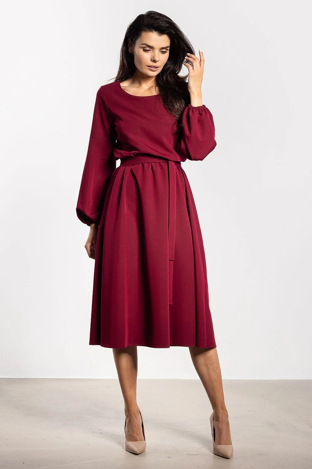 robe midi bordeaux ceinturée taille élastique manches longues bouffantes plis délicats encolure ronde jupe évasée longueur genou