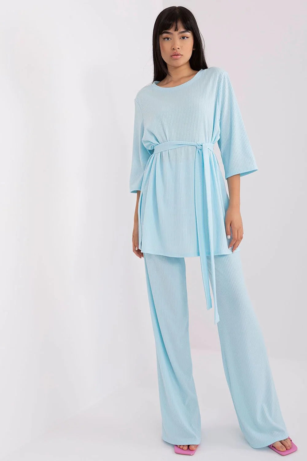 Ensemble féminin Lakerta en coton élasthanne tissu côtelé bleu pastel coupe ample manches 3/4 pantalon large ceinture assortie occasion quotidienne style moderne