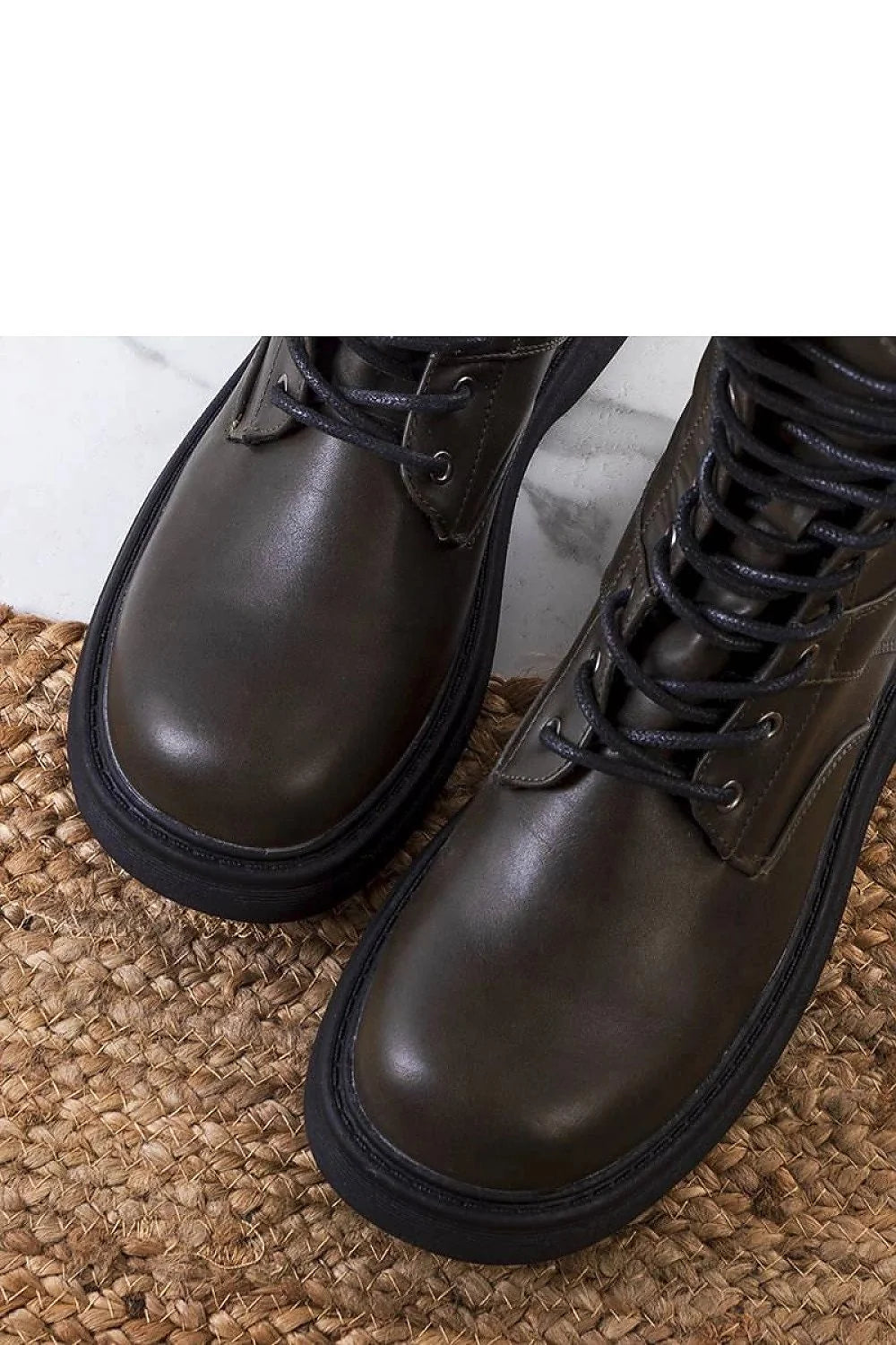 bottes militaires femmes montantes cuir synthétique kaki foncé semelle caoutchouc crantée plateforme lacets oeillets métalliques doublure textile chaude maintien renforcé