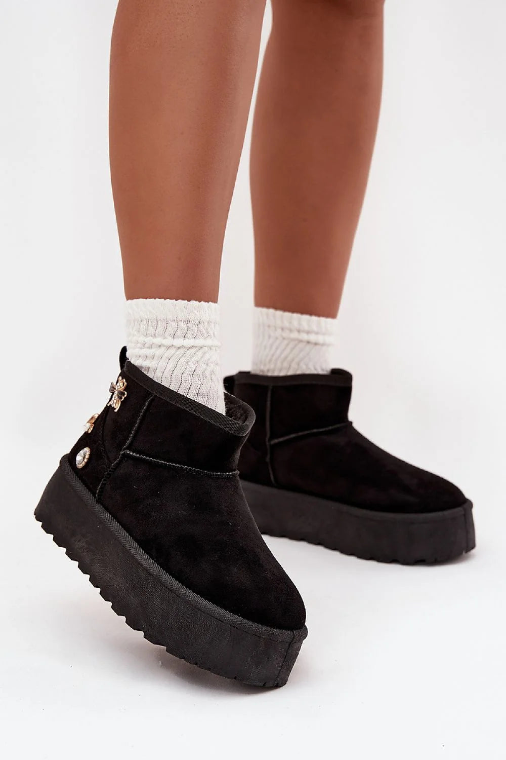 bottes neige femme suédine écologique noir plateforme caoutchouc semelle crantée épaisse doublure fourrure chaude confortable ornements strassés sanslacets