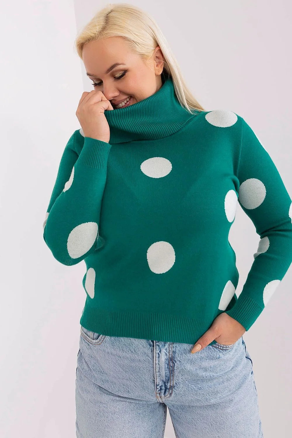 chandail grande taille vert émeraude pois blancs col roulé maille douce manches longues coupe droite bords côtelés confortable élégant décontracté