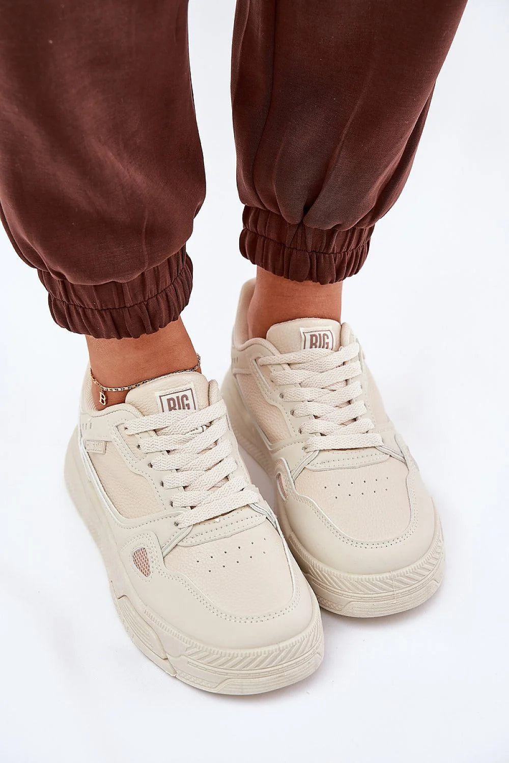 Chaussures de sport modernes pour femmes design épuré confort maximal couleur beige clair semelle épaisse tige de 7 cm plateforme de 6.5 cm matériau similicuir style casual tendance streetwear polyvalence vestimentaire finitions soignées logo discret