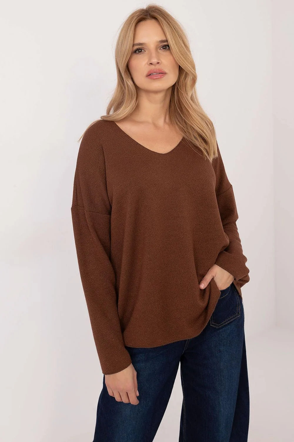 pull femme oversize col V maille texturé point riz marron chocolat manches longues tombantes coupe décontractée ourlet droit