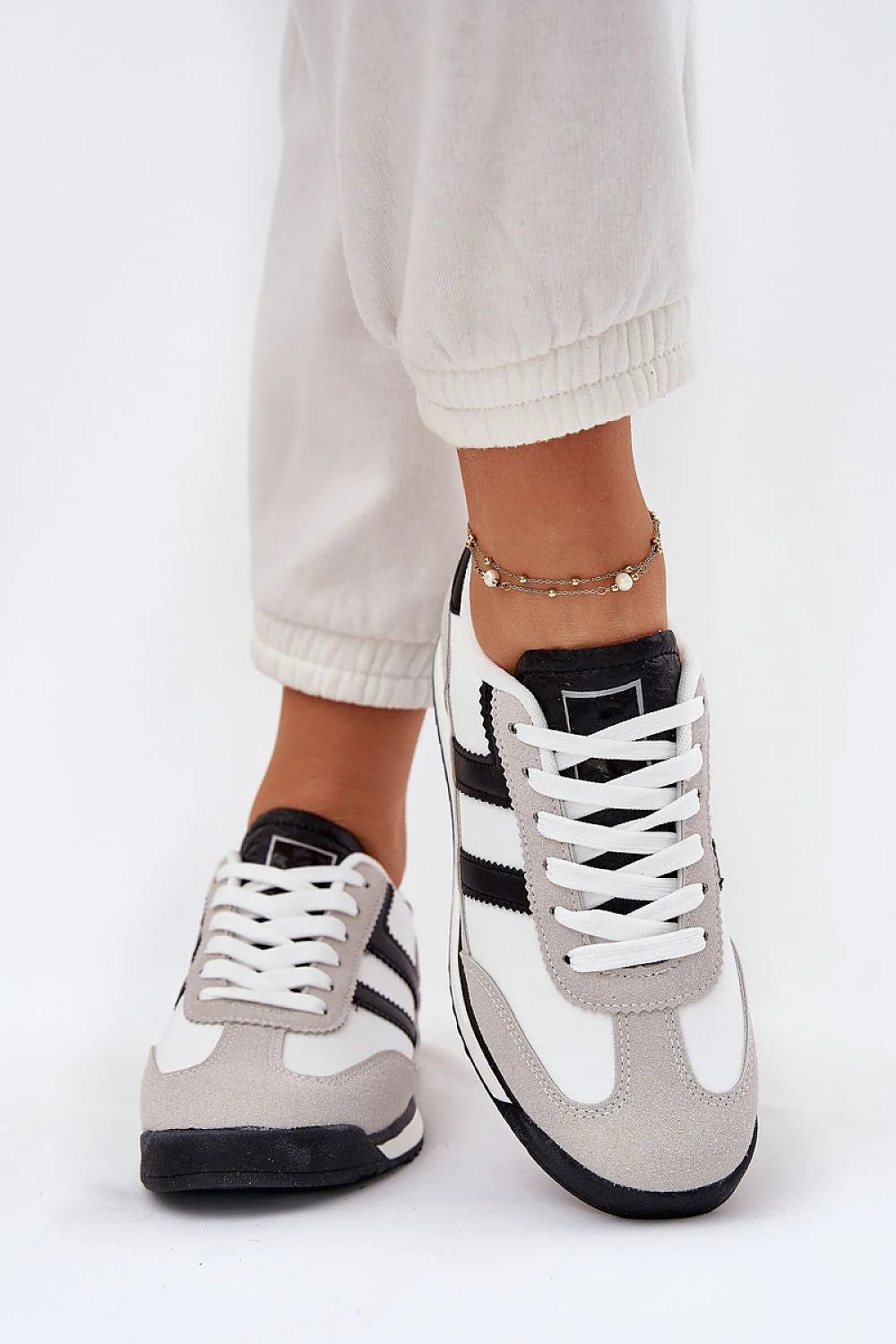 Chaussures de sport pour femmes design rétro style minimaliste cuir écologique tissu blanc noir gris confortable