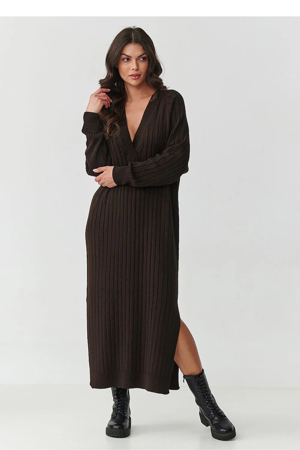 robe pull longue maille côtelée acrylique douce chaude confortable coupe ample col V profond fentes latérales bottines chic