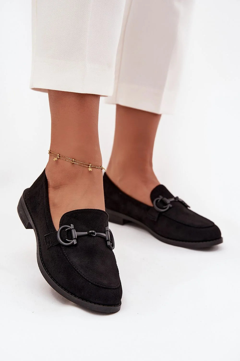 mocassins femme suédine écologique noir bout effilé mors métallique mat petit talon plat semelle fine surpiqûres apparentes confortable élégant polyvalent