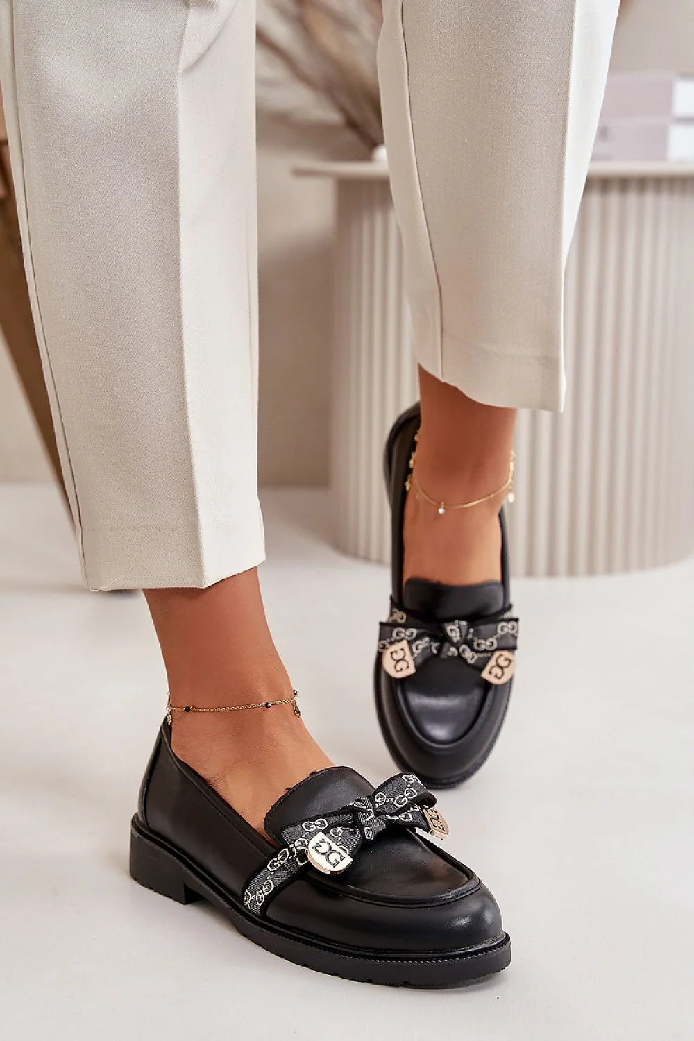 mocassins femmes similicuir noir élégants intemporel confortables nœud métallisé doré motifs contrastés talon bas semelle crantée