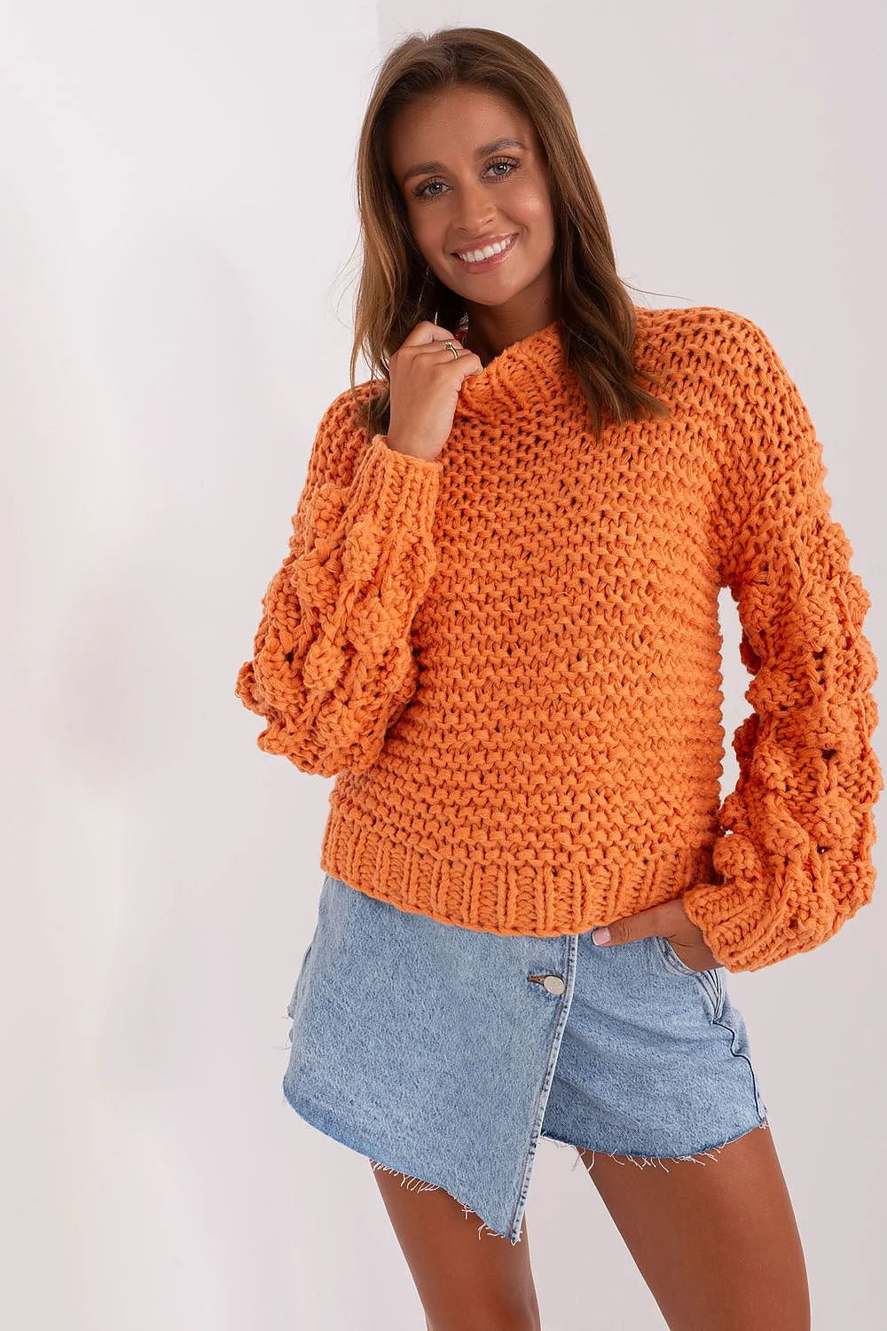 pull femme tricoté épais orange mandarine coupe courte boxy col montant bordcote manches bouffantes maille torsadée point popcorn texturé chaud