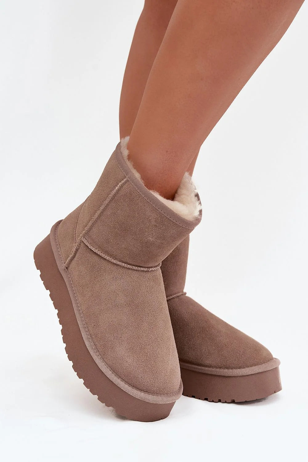 bottines femme suède taupe cheville bout rond doublée fourrure synthétique chaude plateforme caoutchouc crantée antidérapante slipon confortable isolante