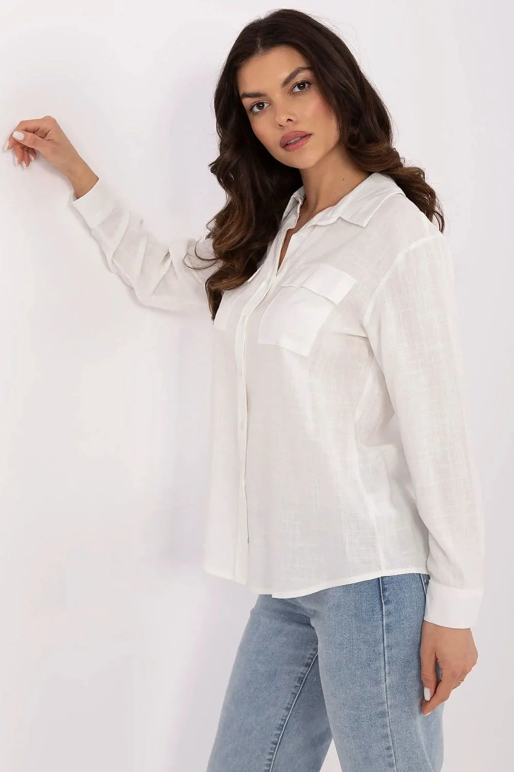 chemise longue blanche lin viscose manches longues ample col classique boutons poignets boutonnés poches poitrine voile léger translucide texturé respirant
