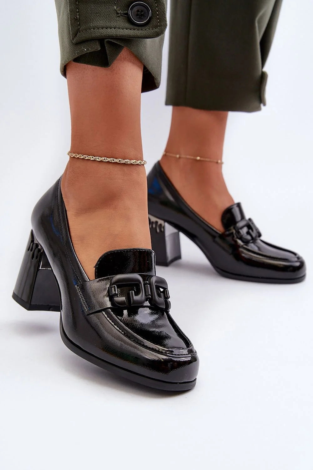 Mocassins à talons carrés pour femmes, cuir verni noir, style rétro contemporain, élégance et sophistication, chaussures pour tenues professionnelles ou chic