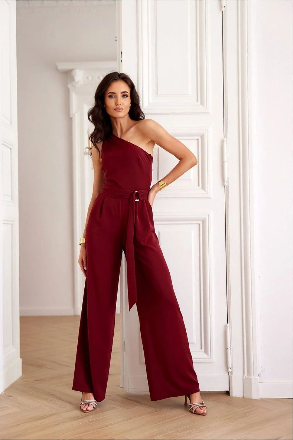 Combinaison femme élégante style one-shoulder coupe large couleur bordeaux tissu fluide taille ajustable sans manches