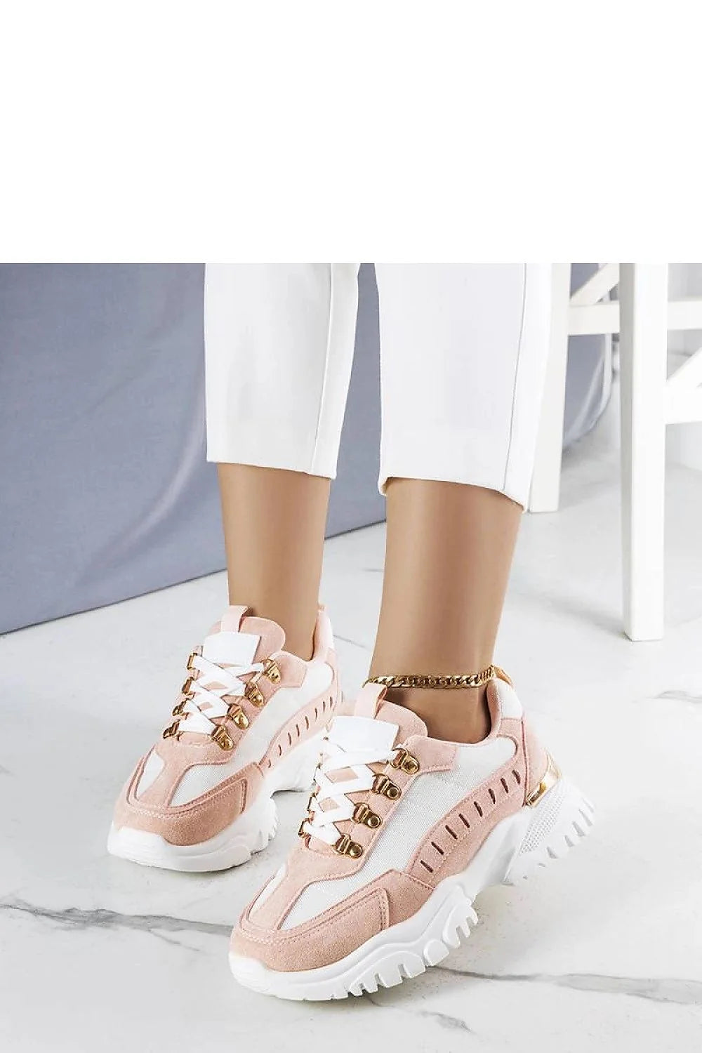 baskets féminines modernes rose pastel sportswear chic confortables lacets blancs œillets dorés semelle épaisse plateforme crantée suède mesh