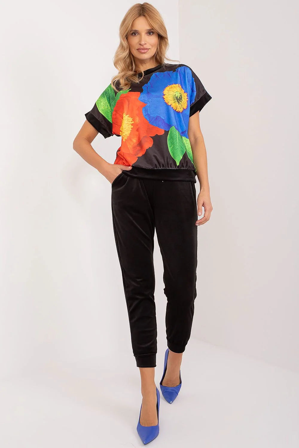 ensemble femme satin velours floral multicolore haut oversize manches courtes base élastiquée pantalon fuselé noir chevilles resserrées poches latérales chic