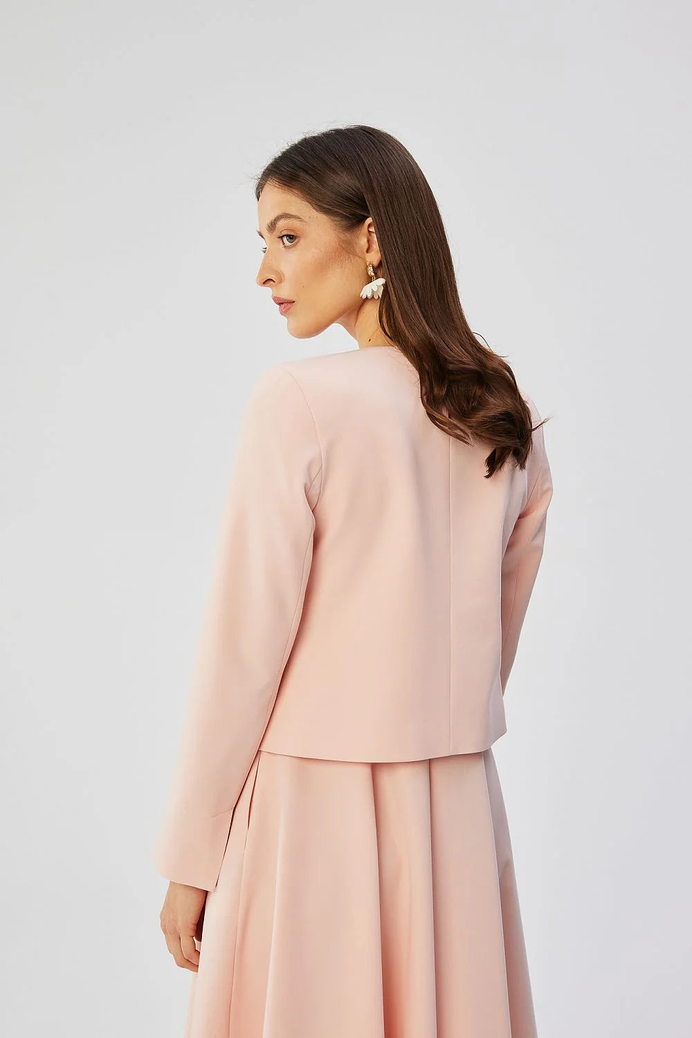 Veste courte féminine élégante en rose pâle sans col manches longues coupe ajustée tissu synthétique doublée occasion professionnelle femme