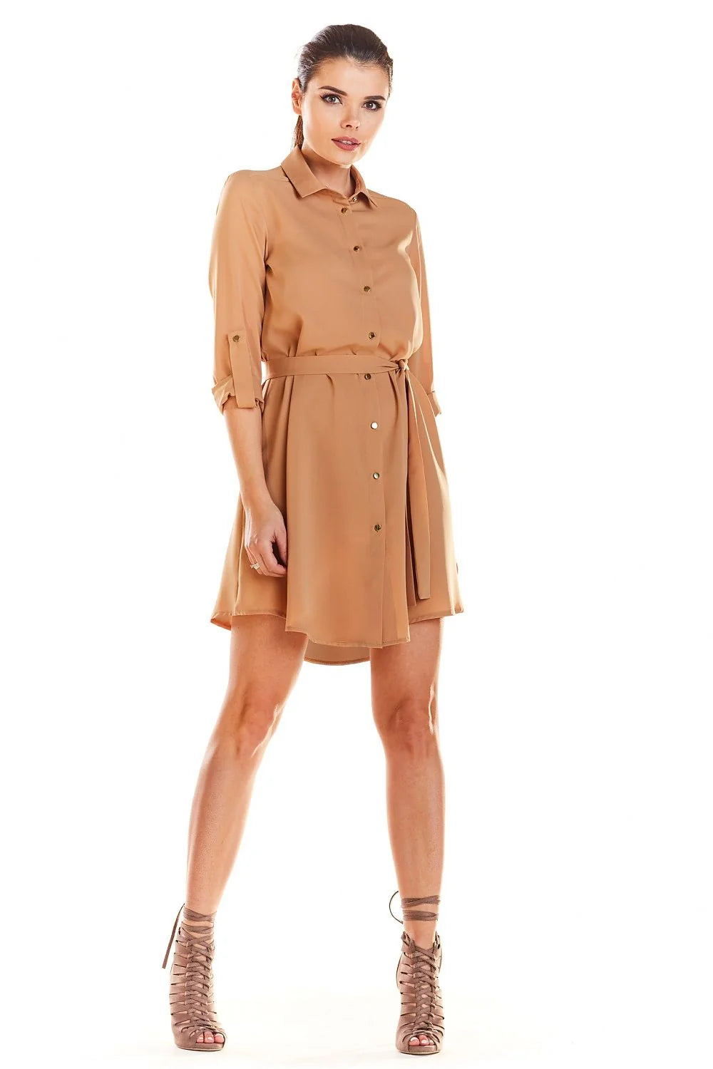 robe chemise courte bleu roi fluide évasée col classique boutonnage manches retroussées ceinture nouée taille ajustée ourlet asymétrique dos boutons