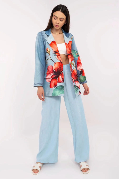 Blazer femme en imitation jean floral rouge et vert taille ajustée épaules définies col à revers boutons noirs manches longues style moderne audacieux