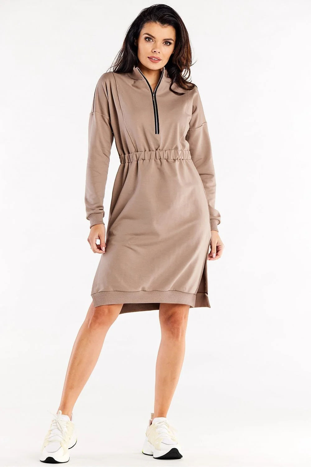 robe sweat mi longue sport chic taupe col montant zippé manches longues taille élastiquée coupe droite fentes latérales
