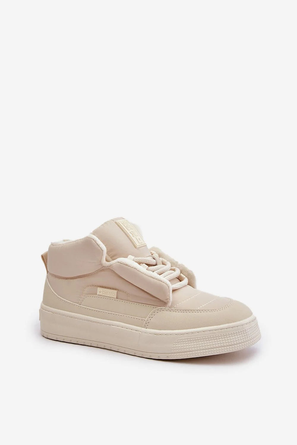Chaussures de sport modernes pour femmes, style streetwear, tige montante, beige crème, confort et durabilité, semelle caoutchouc, lacets ajustables, logo visible