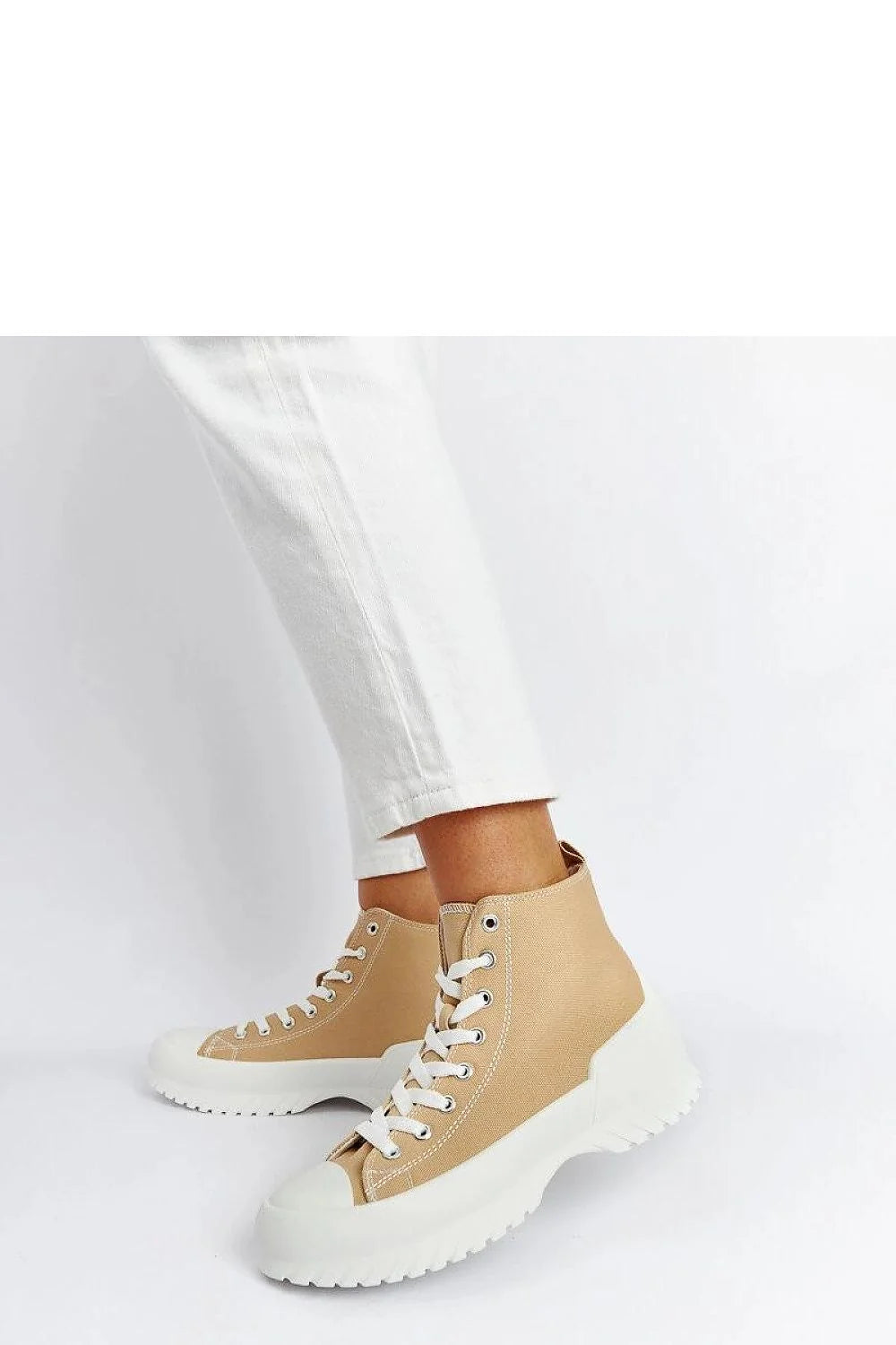 baskets montantes beige textile tige lisse bout renforcé blanc semelle plateforme crantée épaisse lacets blancs silhouette chunky maintien cheville confortable