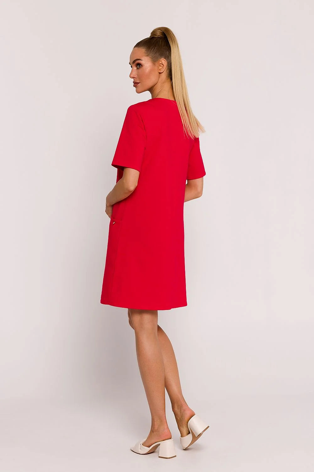 Robe féminine moderne couleur rouge vif coupe droite au-dessus du genou manches courtes col rond poches pratiques femme