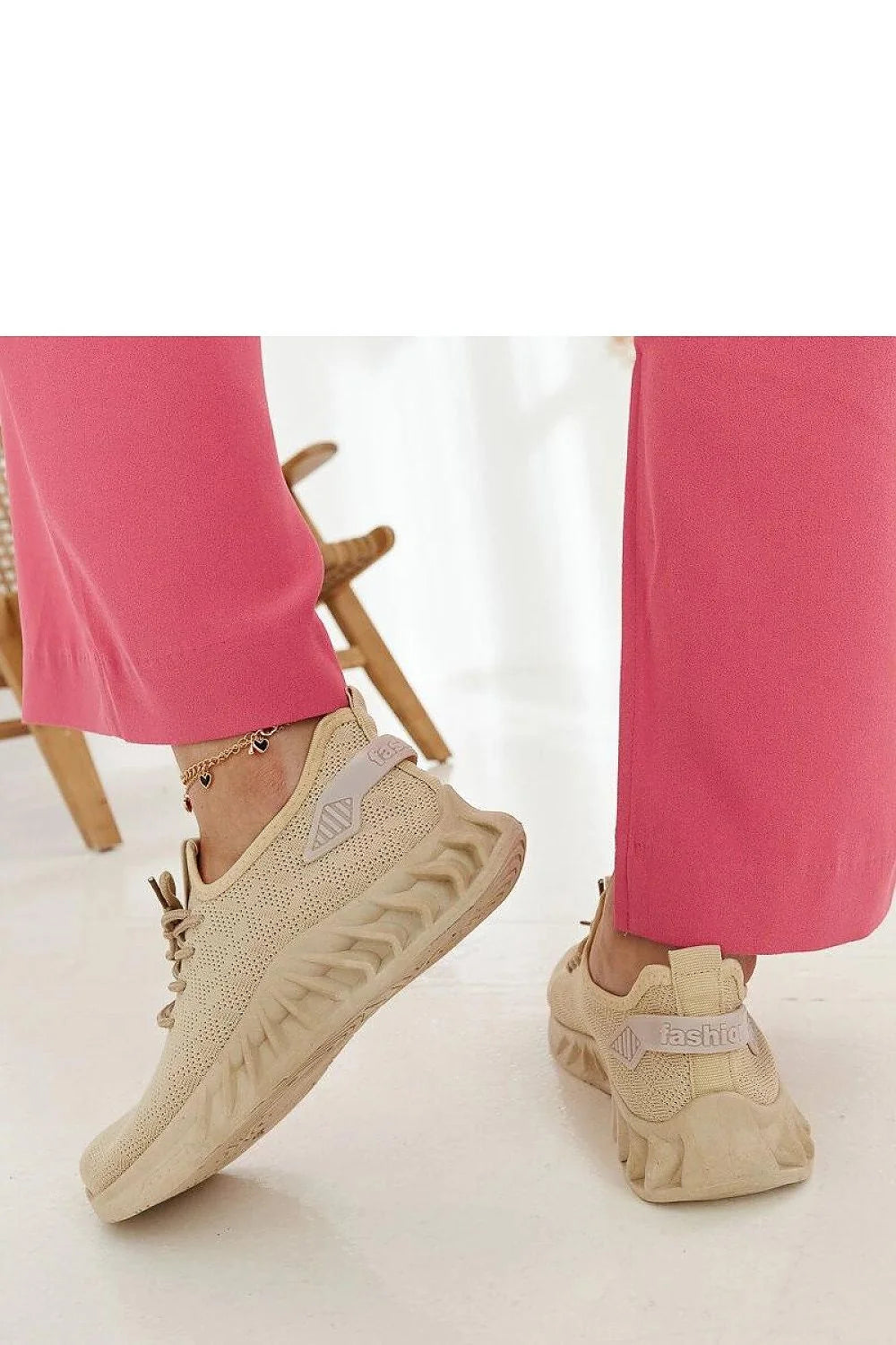 Baskets en tissu perforé beige sneakers mode femme, Pantalon palazzo rose vif été 2023