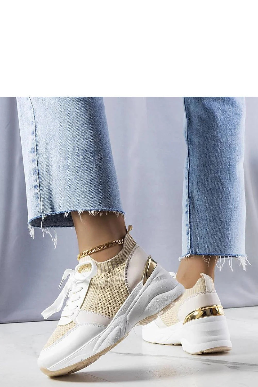 Sneakers modernes féminines compensées en maille beige cuir synthétique doré lacets blancs chaîne métallique sportive athleisure été