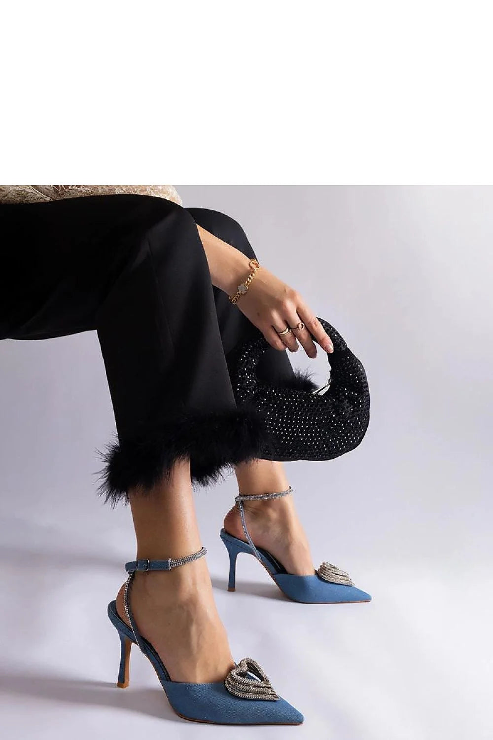 escarpins talons aiguilles bleu pâle daim pointus bride cheville strassée boucle bijou coeur cristaux élégance soirée mariage cérémonie glamour sophistiqués