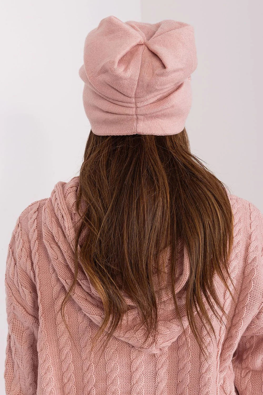 Bonnet et pull coordonnés féminins élégants en tricot rose pâle, style casual chic, matières douces et confortables pour femmes