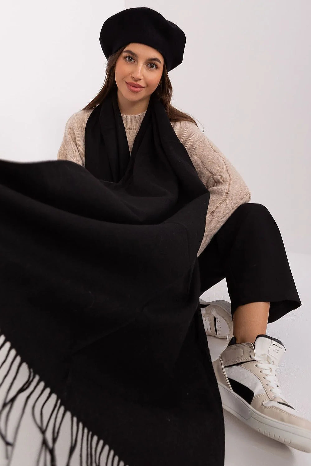 Châle AT assorti à un béret et un pull tricoté maille torsadée pour femmes style classique et moderne