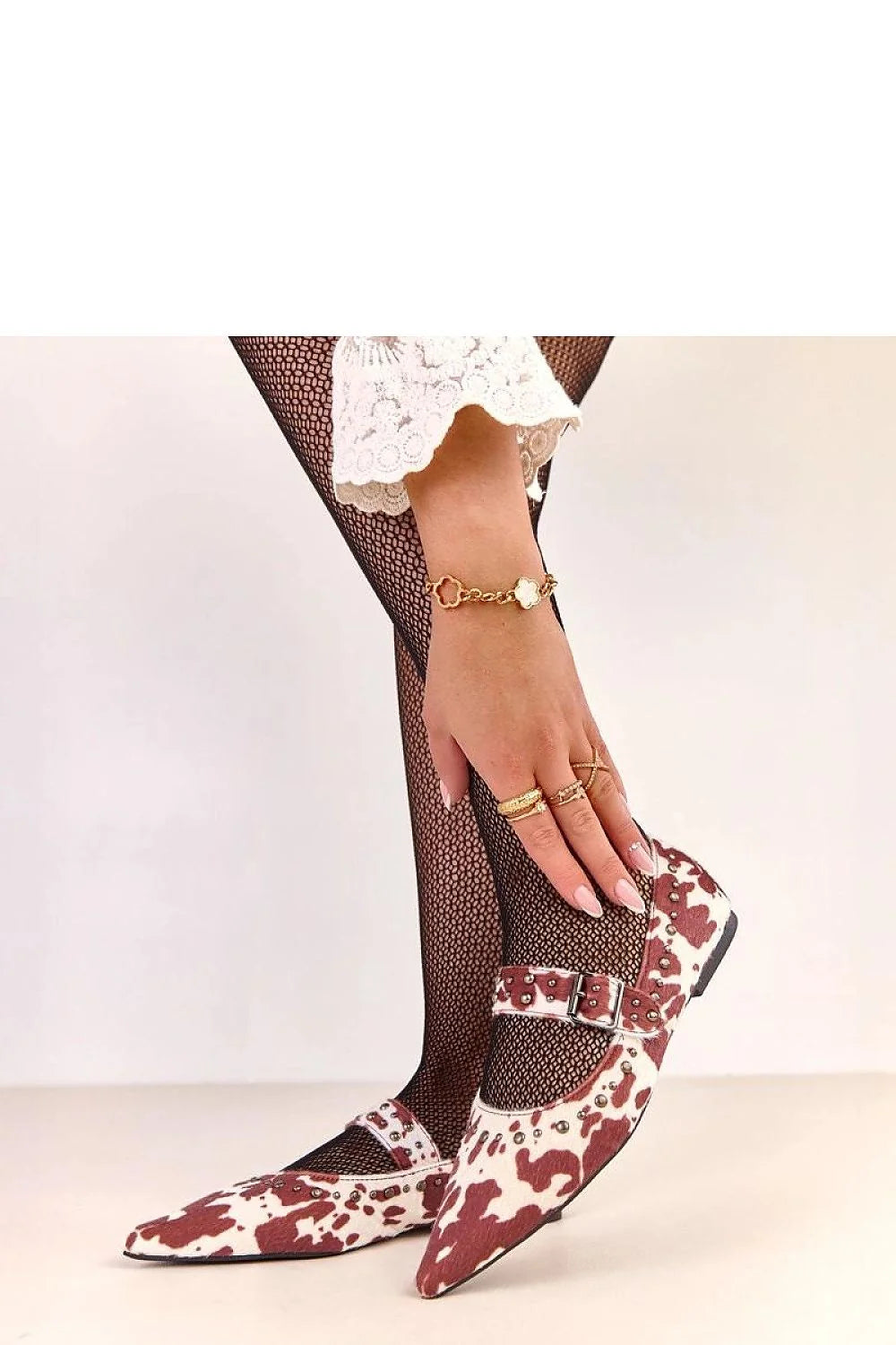 ballerines Solea maryjane cuir suédé écologique imprimé vache blanc bordeaux clous rivets métalliques bride boucle réglable bout pointu semelle intérieure