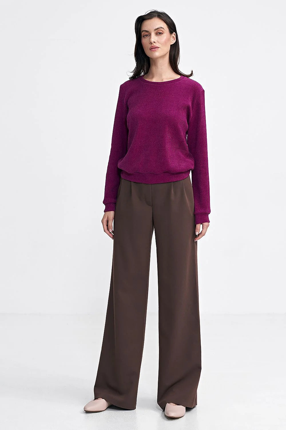 Tenue femme élégante chemisier bordeaux pantalon marron foncé coupe cintrée style classique occasion professionnelle