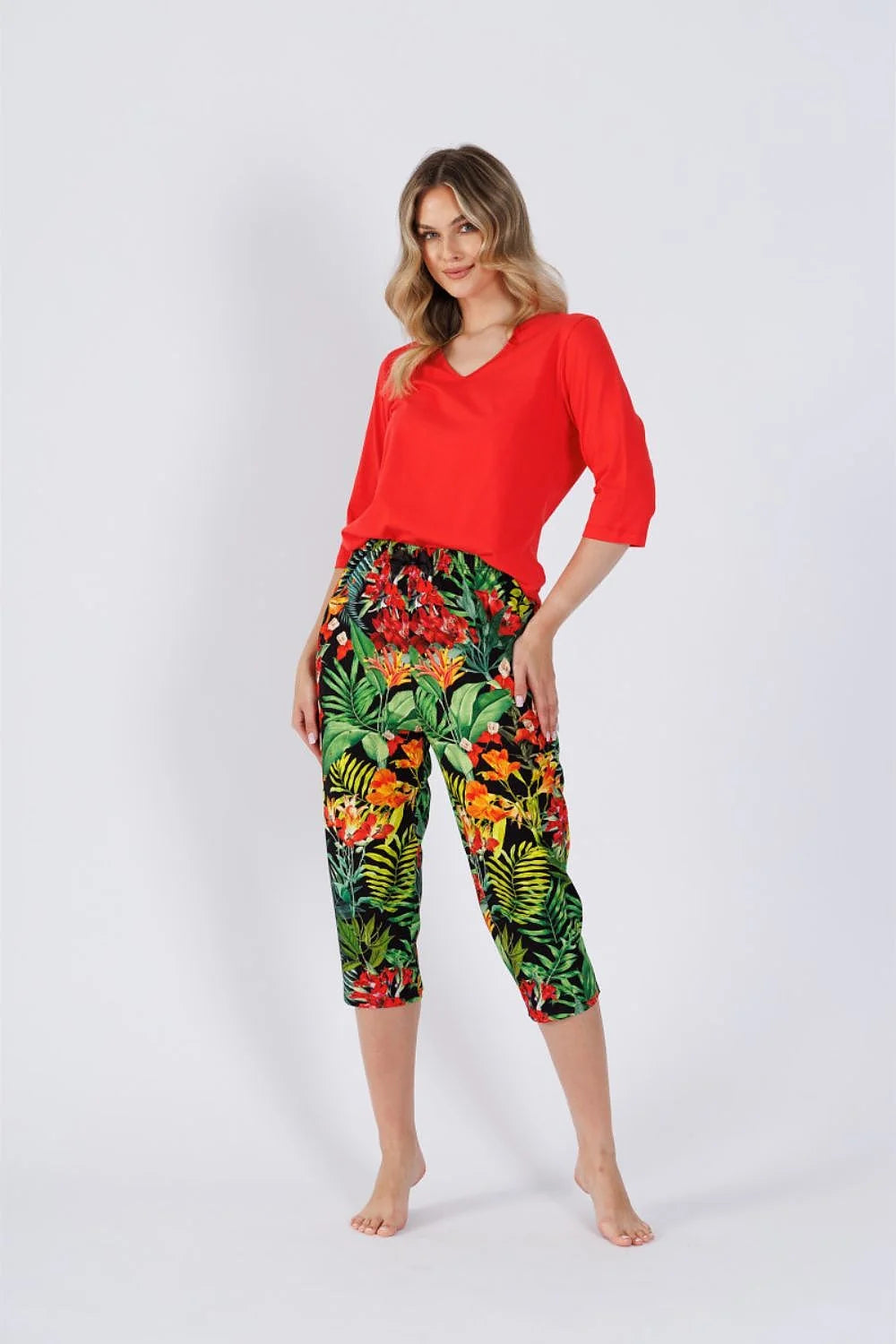 Pyjama féminine élégante couleur rouge imprimé tropical manches 3/4 encolure V pantalon 3/4 ceinture élastique