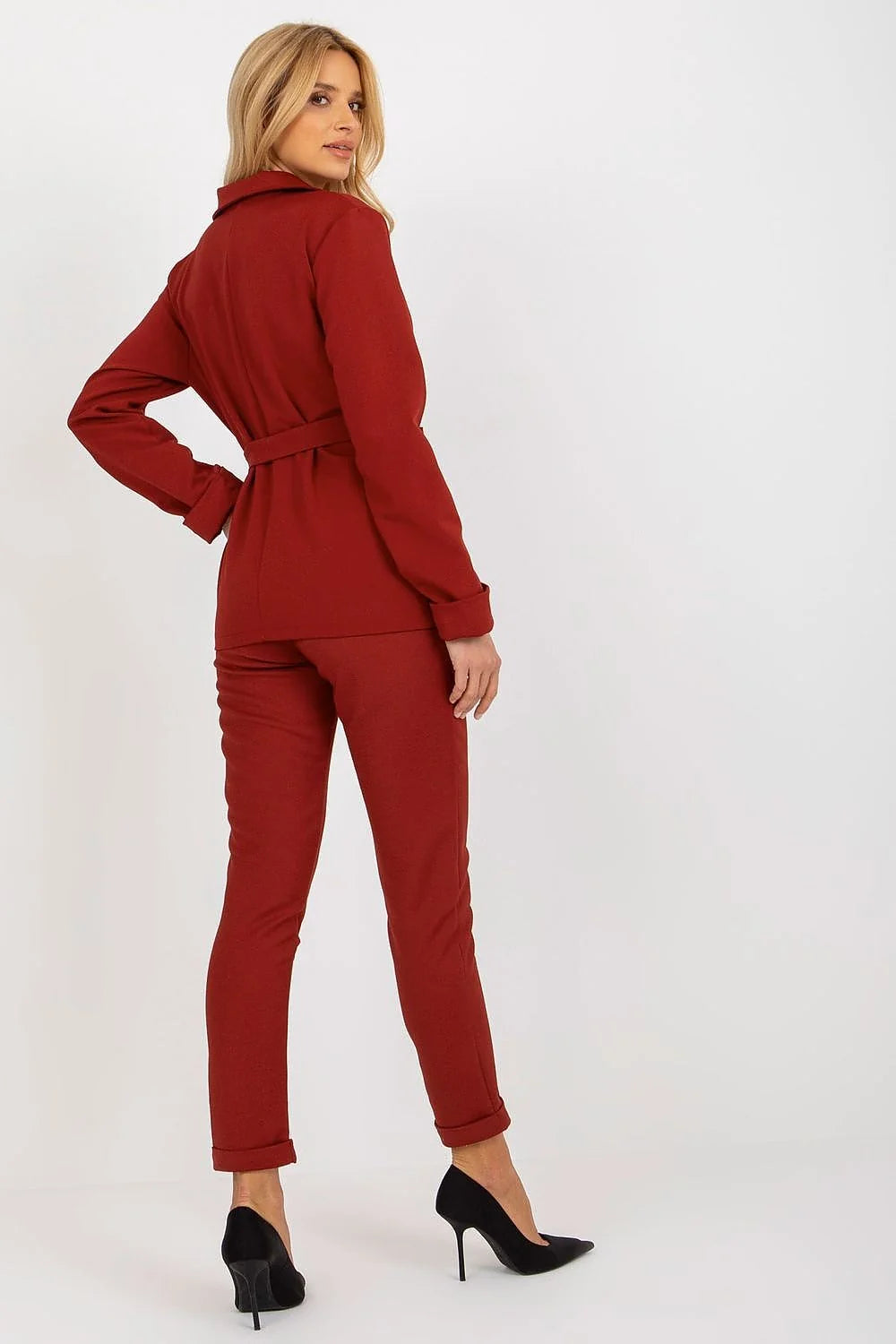 Ensemble féminin blazer et pantalon assortis style élégant couleur bordeaux matières mixtes taille ajustable occasion professionnelle