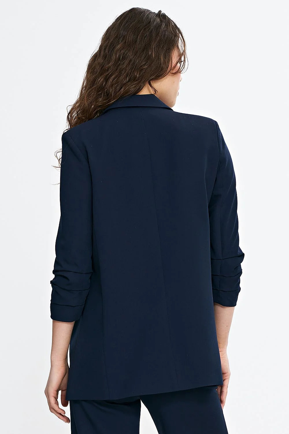Blazer élégant pour femme en bleu marine avec pantalon assorti et haut rouge vif