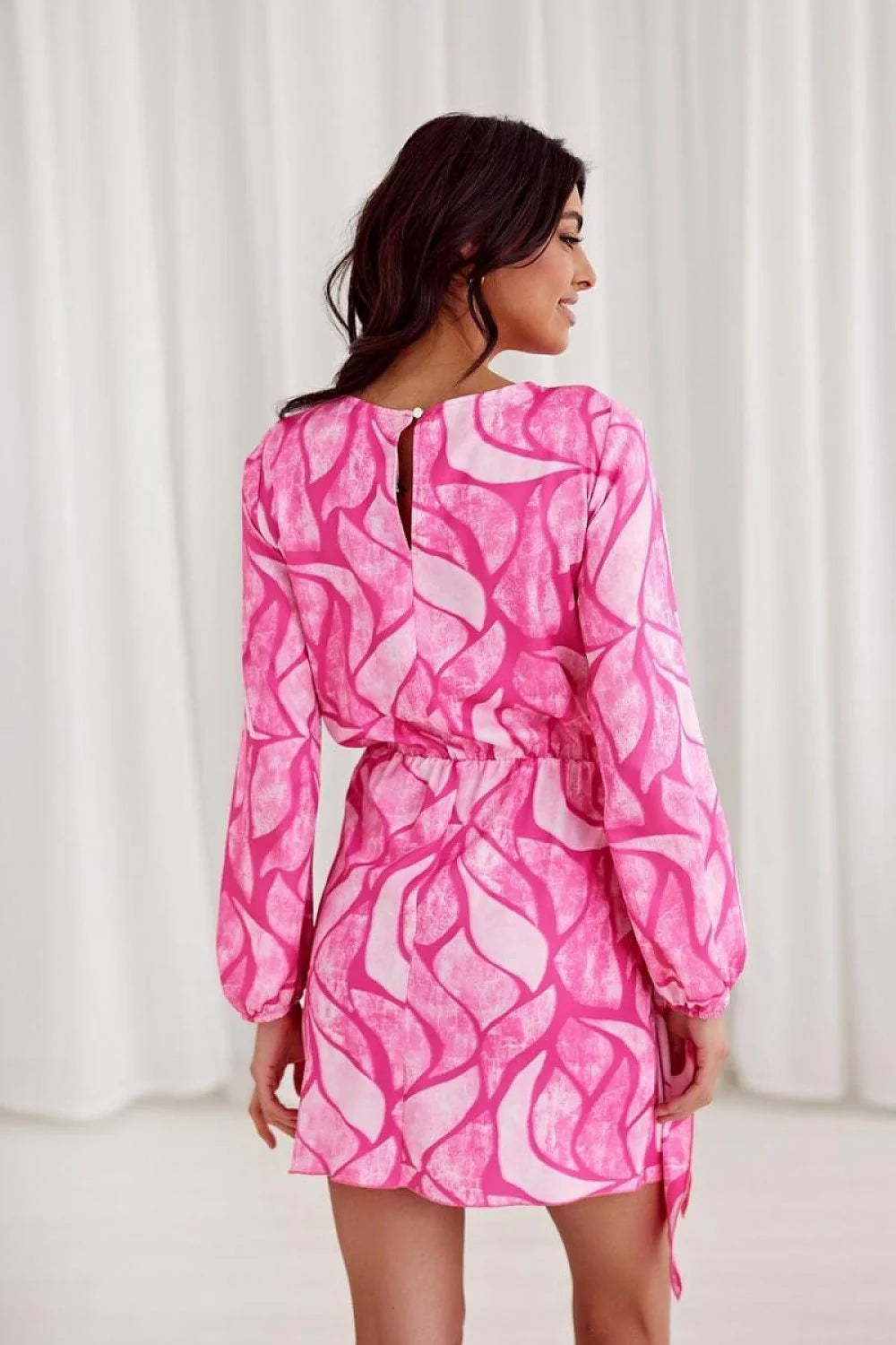 robe courte imprimée rose fuchsia manches longues bouffantes poignets élastiqués taille cintrée ceinture nouée portefeuille fluide chic élégant