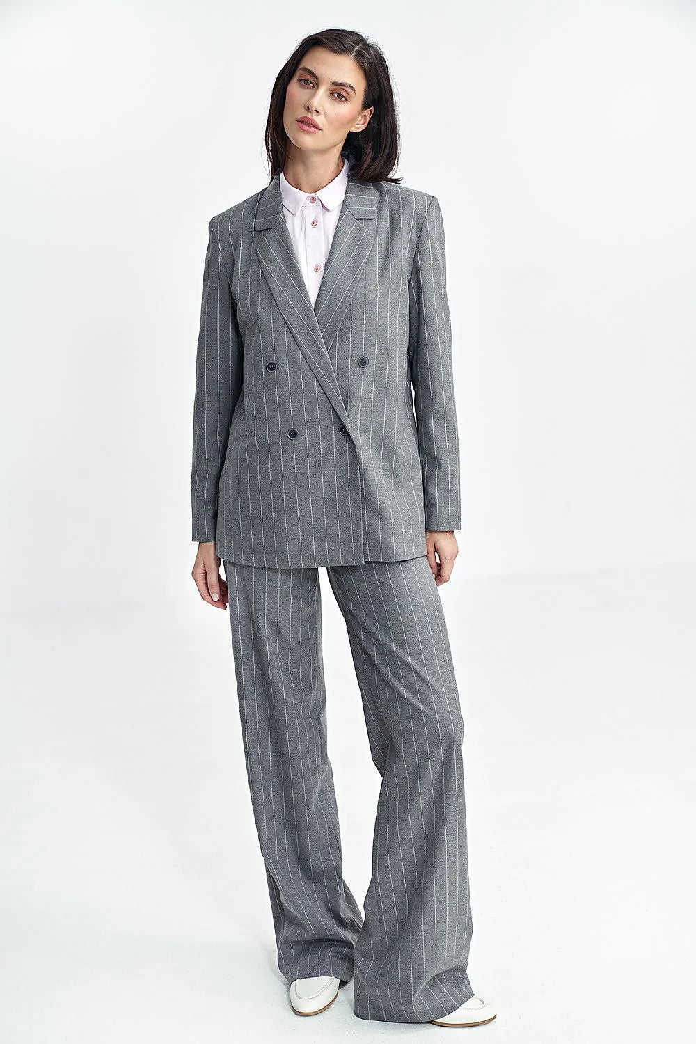 Veste blazer oversize pour femme en tissu rayé gris et blanc, style classique, coupe ajustée, double boutonnage, épaules structurées, manches longues, occasion professionnelle