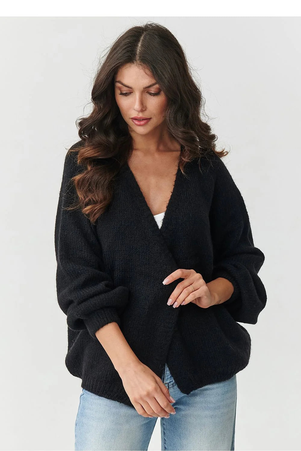 cardigan femme court oversize noir maille douce duveteuse mohair laine acrylique léger col V manches bouffantes poignets côtelés boutons absents